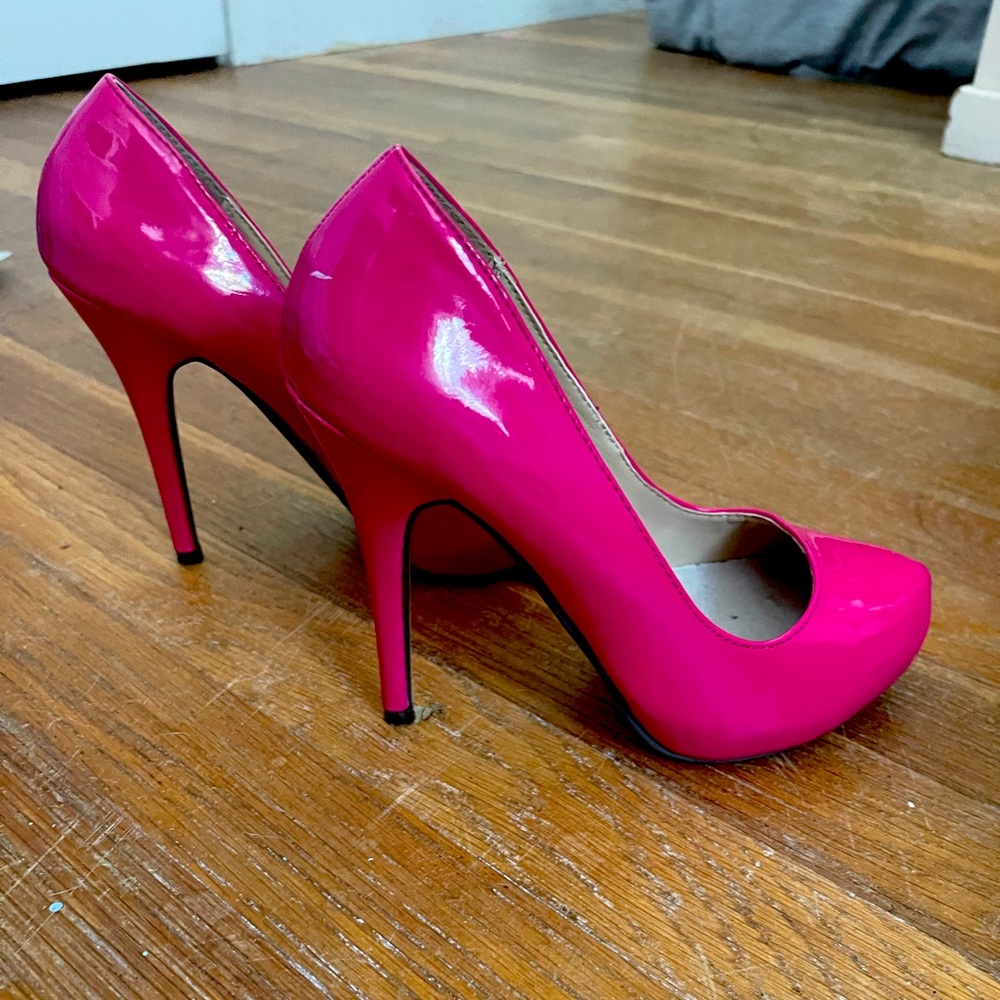 Worn once Michael Antonio fuschia patent pump size 6
